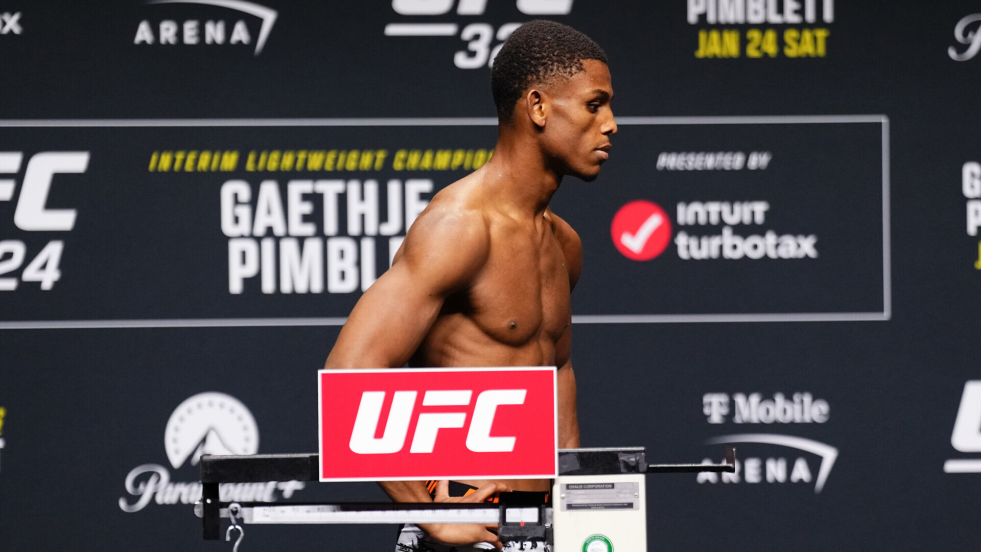 Американский боец UFC потерял сознание после процедуры взвешивания, его бой отменен