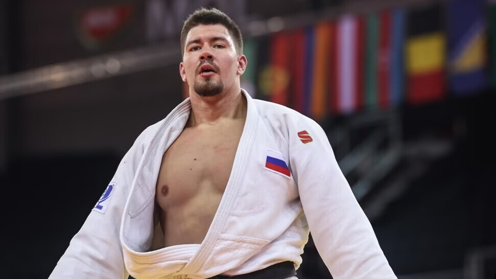 Русский гигант принес сборной важное золото. В честь победы в Европе включили гимн России Русский гигант принес сборной важное золото. В честь победы в Европе включили гимн России