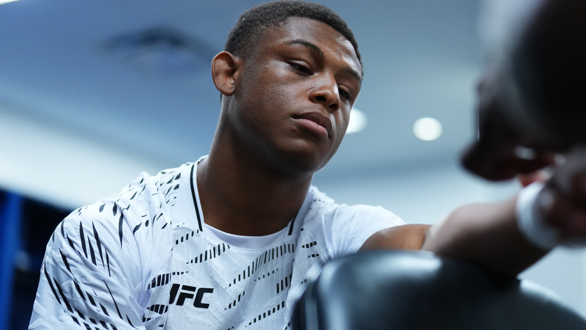 Боец рухнул лицом в пол после взвешивания. Страшный эпизод в UFC