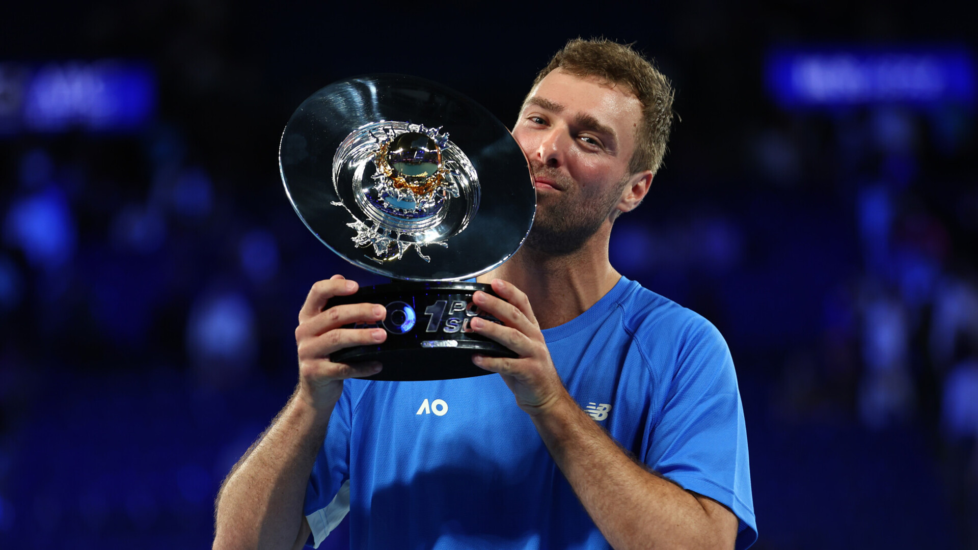 Теннисист‑любитель выиграл выставочный турнир с призовым фондом 1 млн австралийских долларов перед стартом Australian Open Теннисист‑любитель выиграл выставочный турнир с призовым фондом 1 млн австралийских долларов перед стартом Australian Open