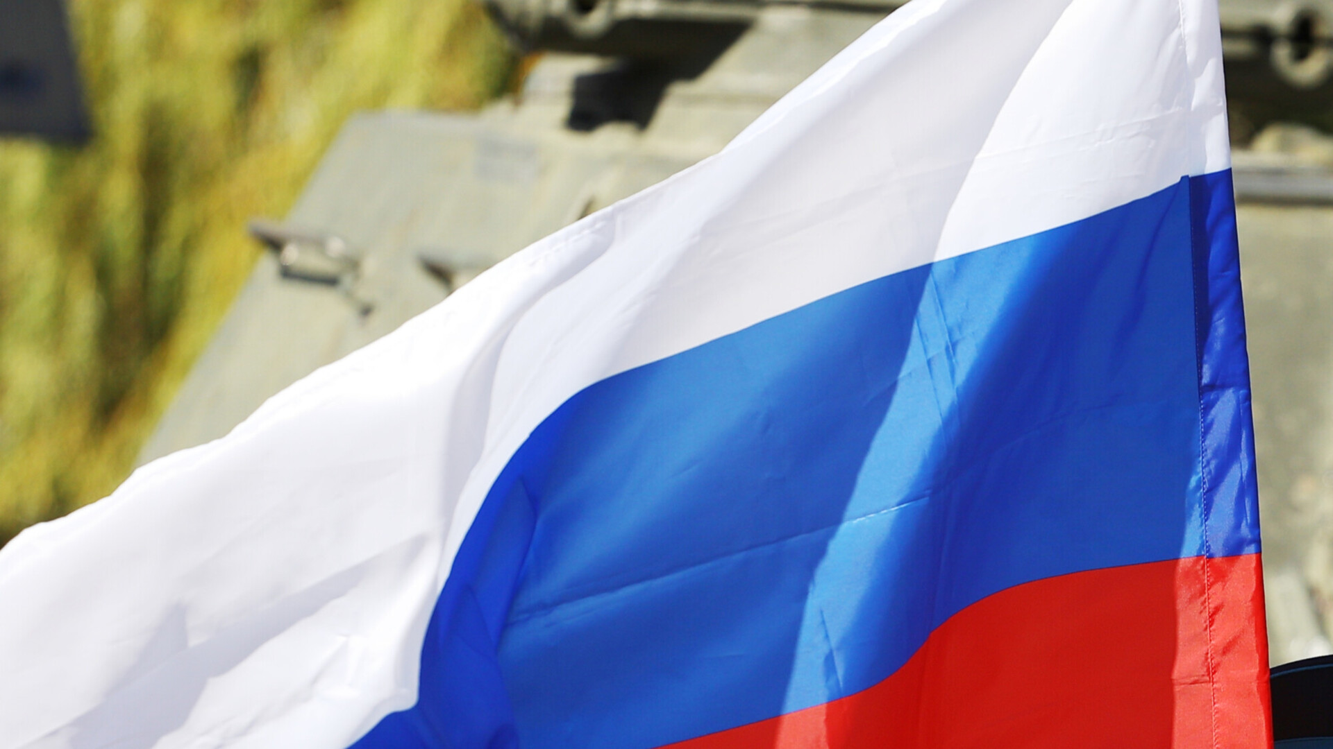 В США боец выехал на арену на танке под гимн России. И размахивал российским флагом!