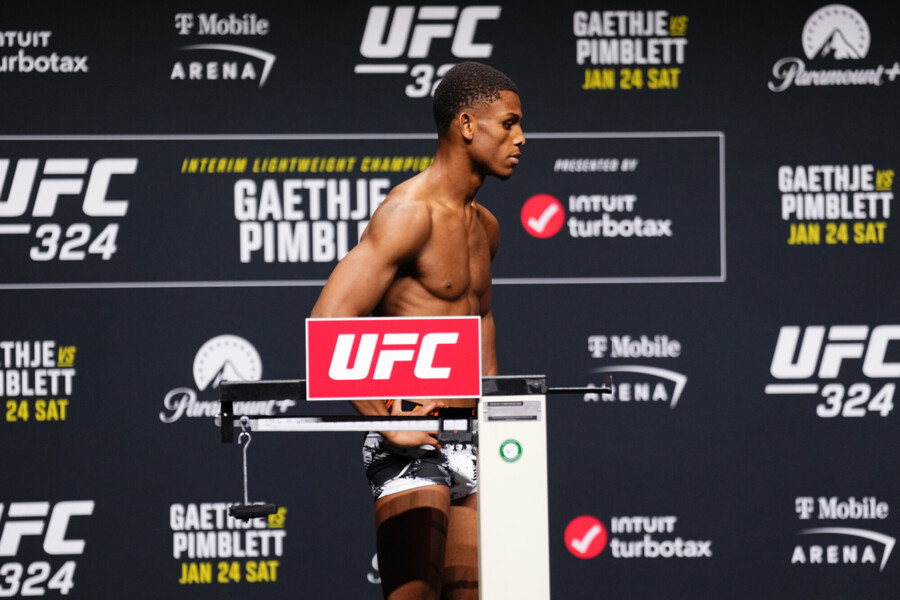 Боец рухнул лицом в пол после взвешивания. Страшный эпизод в UFC