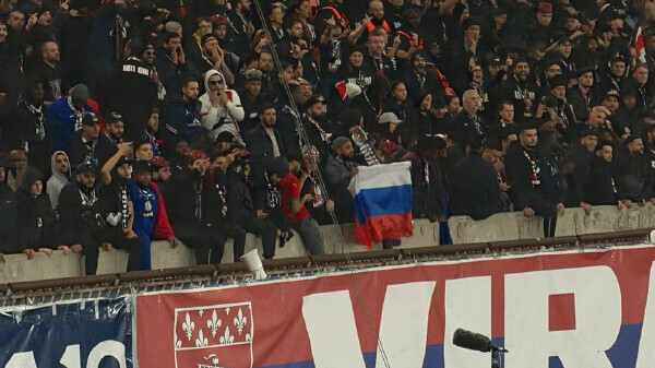 Российский флаг вывесили на трибунах во время матча «ПСЖ» — «Марсель» в Париже Российский флаг вывесили на трибунах во время матча «ПСЖ» — «Марсель» в Париже