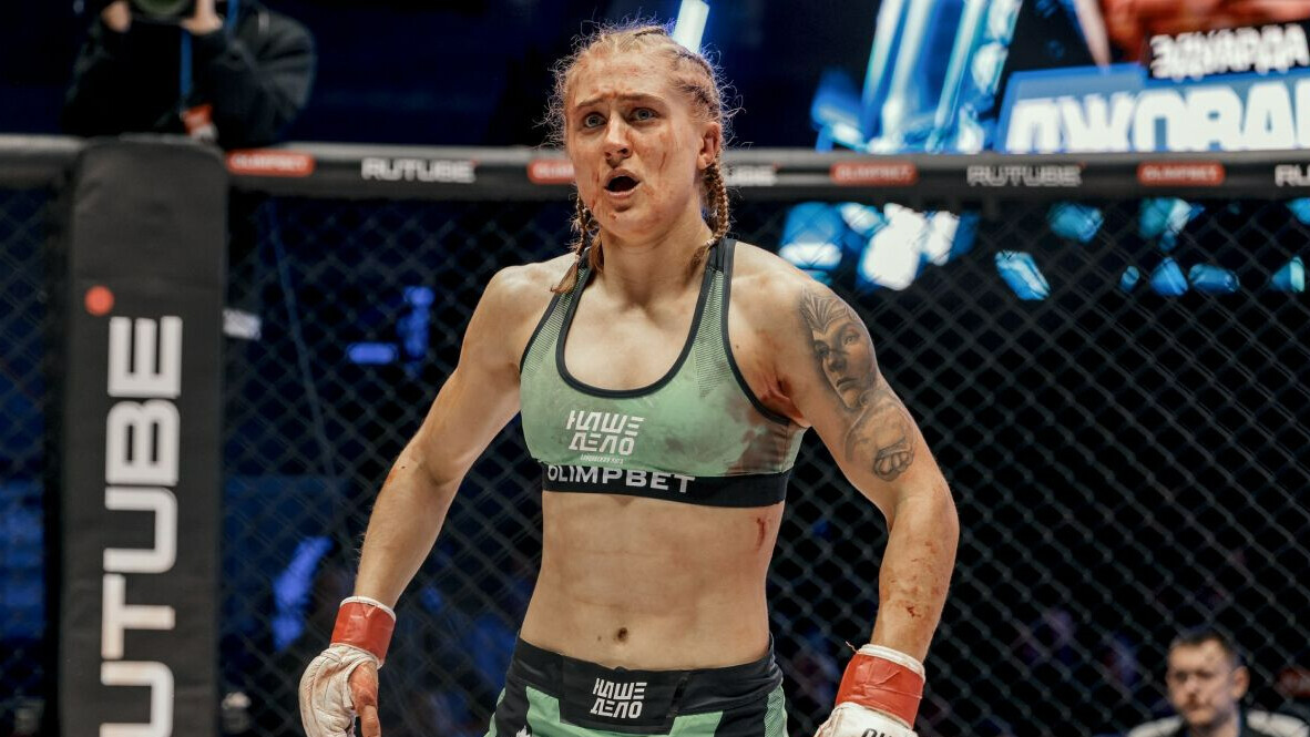 Постарнакова выиграла дебютный бой в PFL и отпраздновала победу с российским флагом