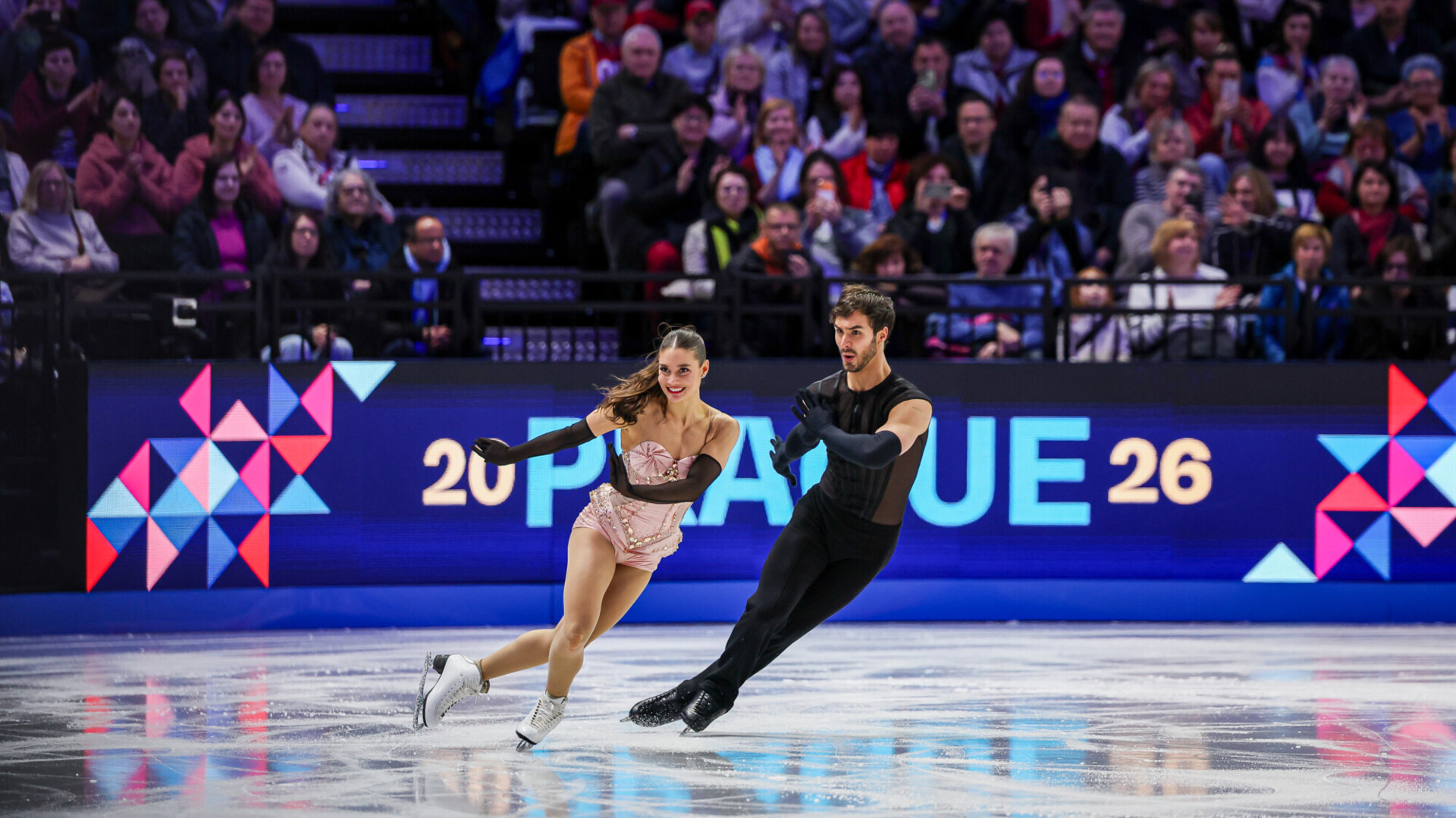 Олимпийские чемпионы Фурнье‑Бодри и Сизерон выиграли ритм‑танец на чемпионате мира в Праге Олимпийские чемпионы Фурнье‑Бодри и Сизерон выиграли ритм‑танец на чемпионате мира в Праге