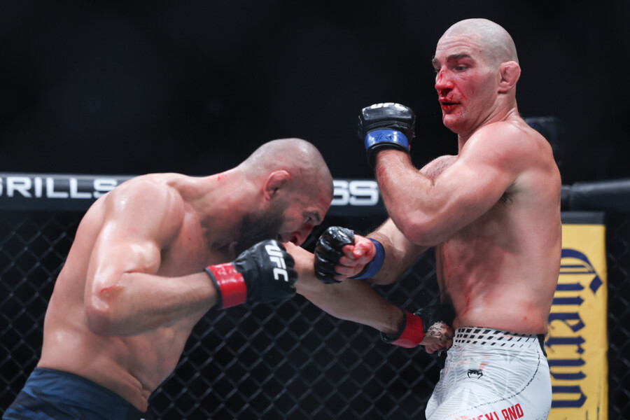 Сенсация года в UFC! Скандальный американец отобрал титул у Чимаева