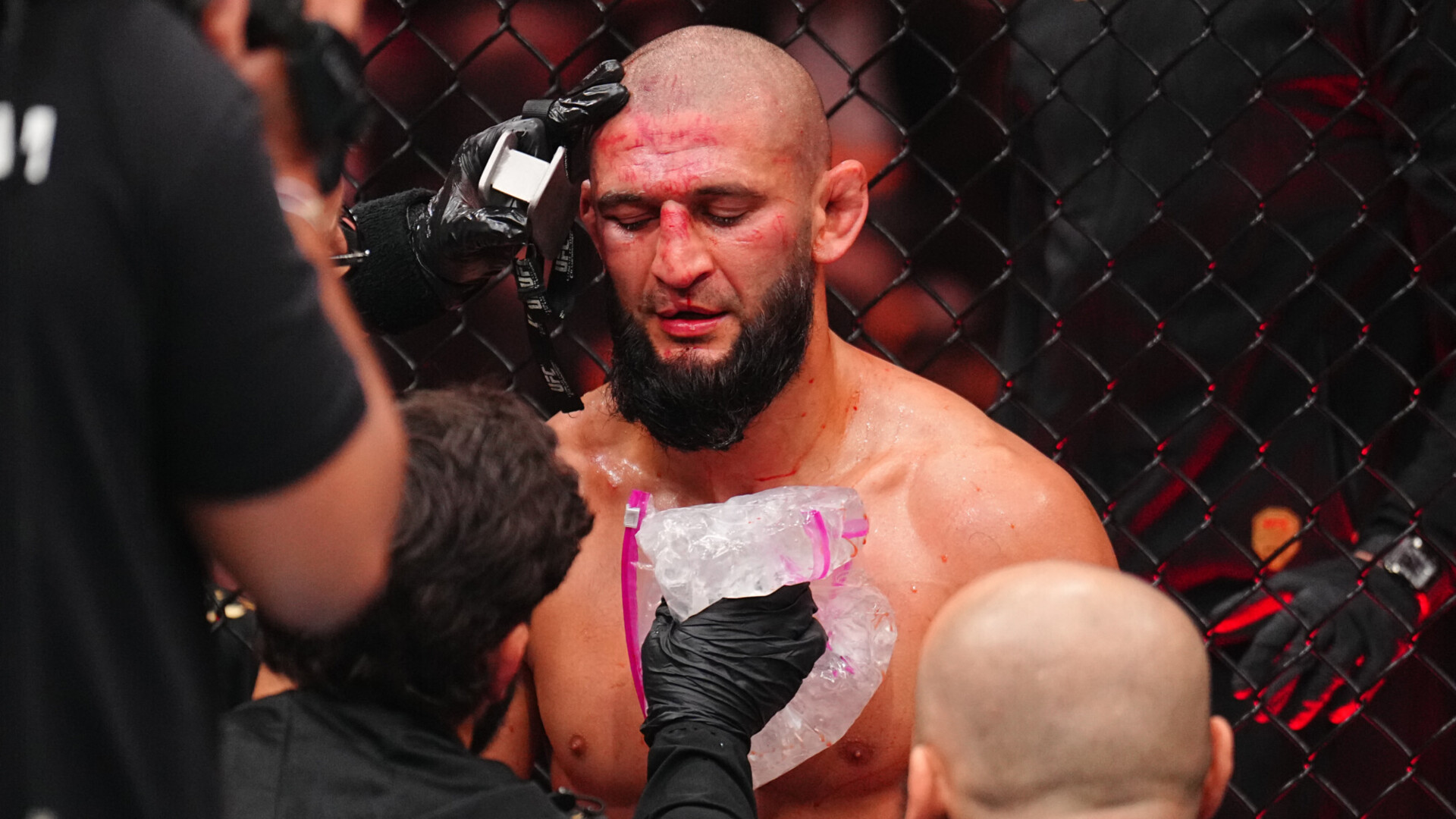 Сенсация года в UFC! Скандальный американец отобрал титул у Чимаева