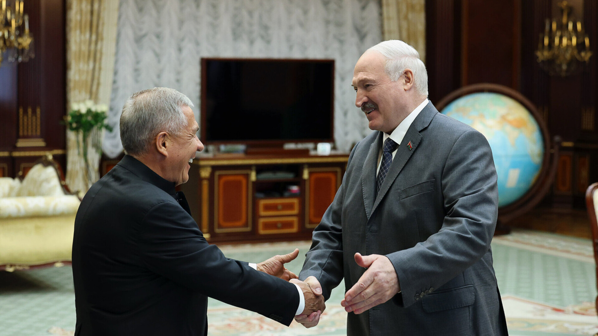 Лукашенко в шутку упрекнул главу Татарстана за то, что &laquo;Ак Барс&raquo; выбил минское &laquo;Динамо&raquo; в плей‑офф КХЛ: &laquo;Взяли, расстроили всю страну&raquo;