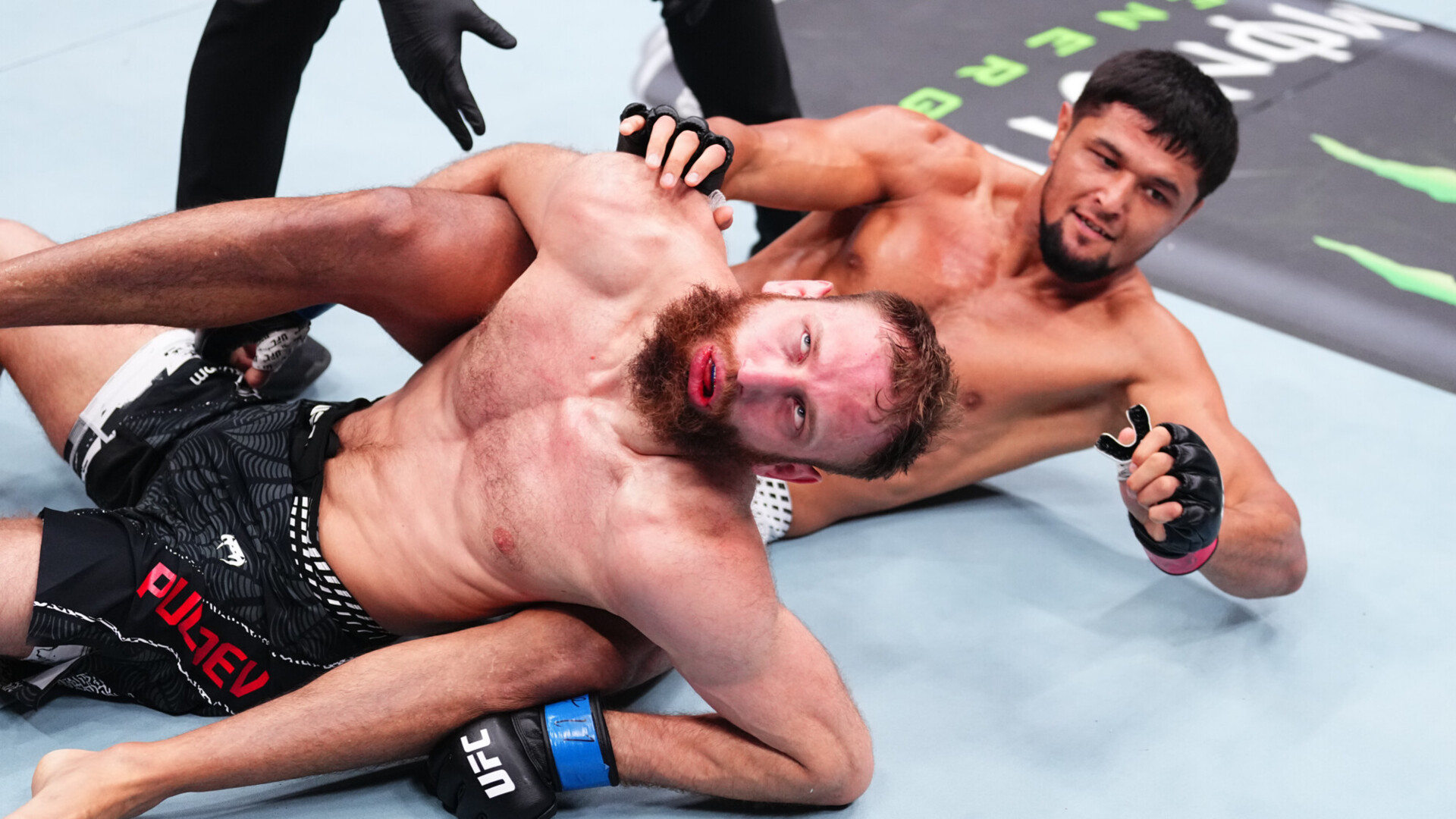 Пуляев вышел на бой на турнире UFC в Баку с флагом РФ под песню &laquo;Матушка&raquo; под свист и уханье толпы