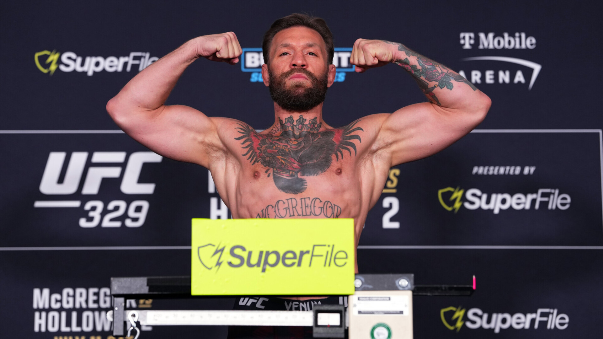 Макгрегор уложился в вес перед боем против Холлоуэя на турнире UFC 329