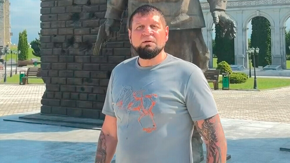 Раздетый догола Александр Емельяненко обратился к подписчикам