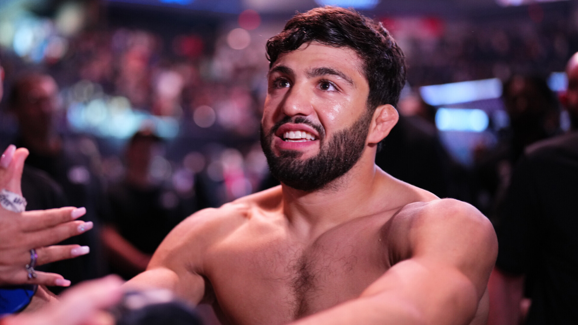 Царукян вымучил победу над бразильцем в UFC. И приблизился к титульнику!
