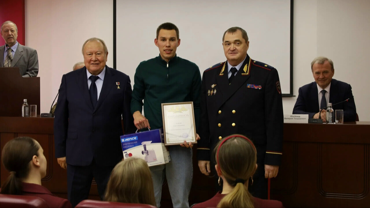 Обезвредившему грабителя с ножом игроку клуба по хоккею с мячом &laquo;Родина&raquo; подарили мясорубку